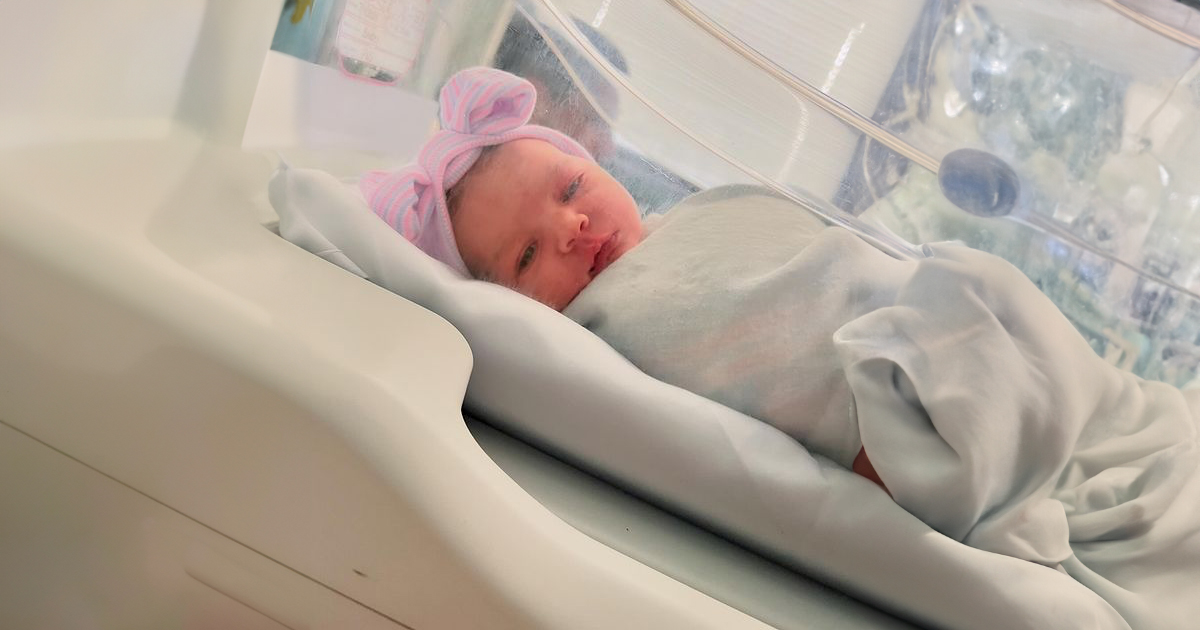 Crib Note Devin Dawson and wife Leah Sykes their f...(02)