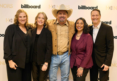 garth-artistofalifetime_060426.jpg